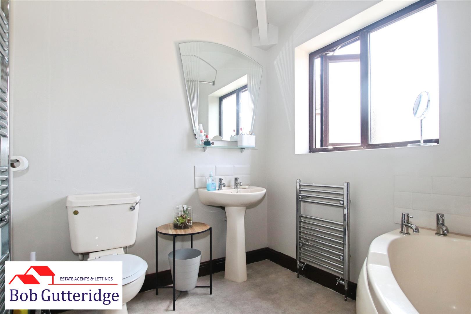 FIRST FLOOR BATHROOM